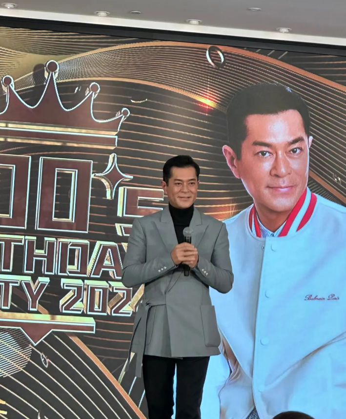 古天乐席开60桌庆祝自己54岁生日，作为寿星的他一身西装修长挺拔英俊潇洒，虽然脸