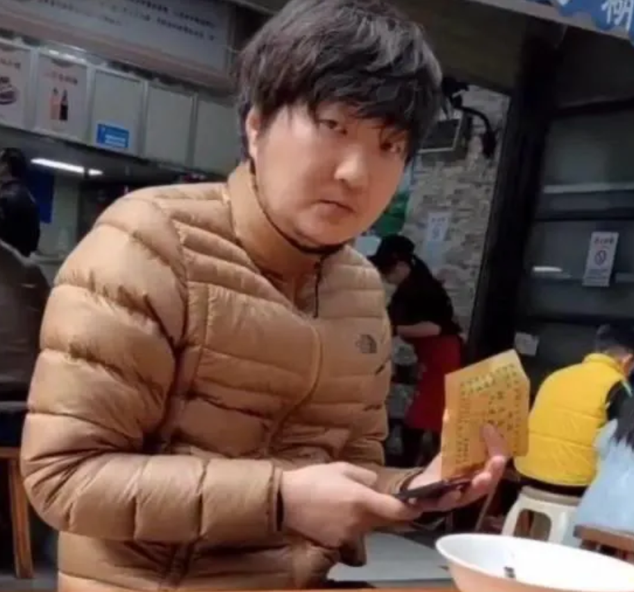 别看他长得有点丑，演技可不赖。其实，他是个多才多艺的好演员，很有表演天赋，刻画性