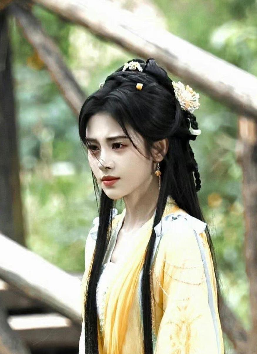 鞠婧祎新戏造型曝光，又是熟悉的味道