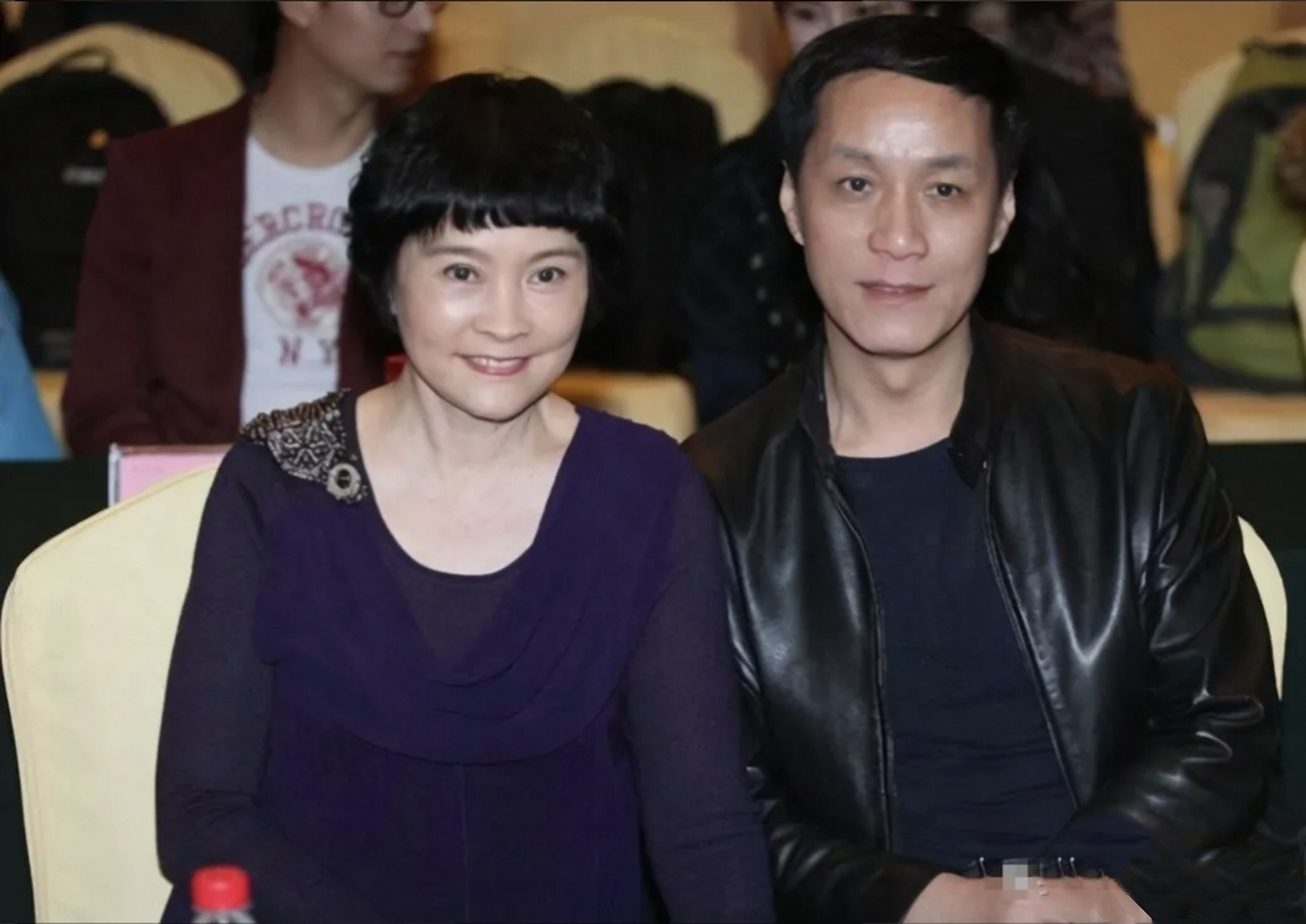 一次，在哈尔滨拍戏的冯远征，正在认真吃着铁锅炖大鹅。这时，邻桌的大妈突然站起来，