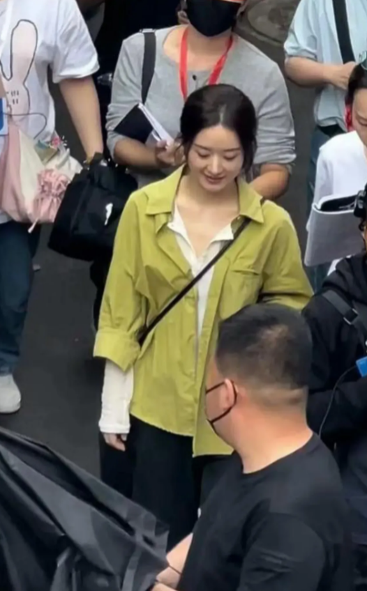 俗话说：贫富有命，富贵在天。就这样一个小女子，放在人群里也不过能让人多看一眼而已
