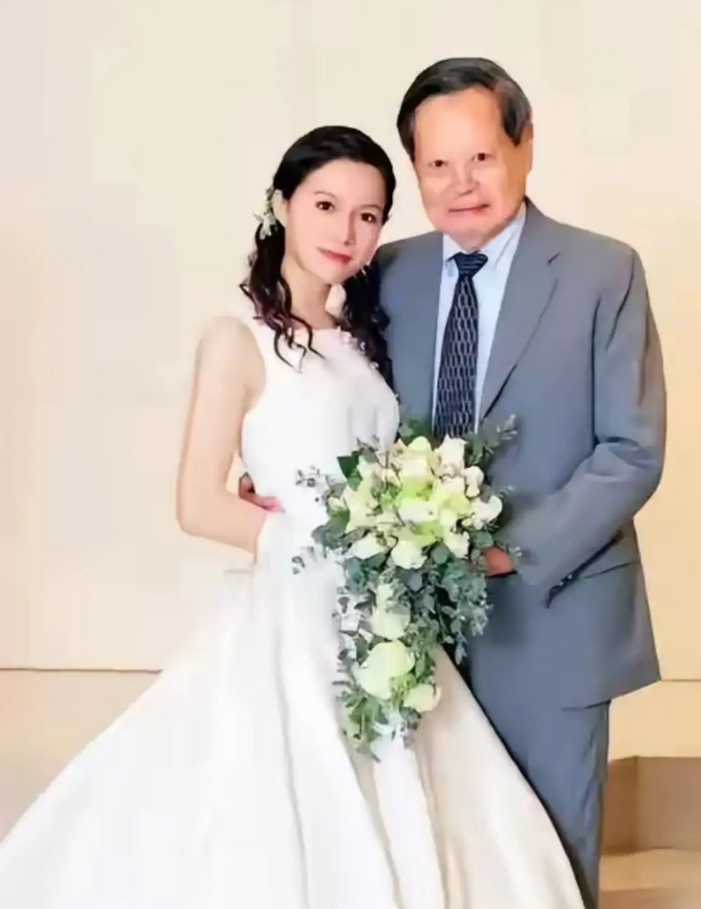 一次采访时，主持人问杨振宁：“您和翁帆相差54岁，待您百年之后，您愿意让她改嫁吗