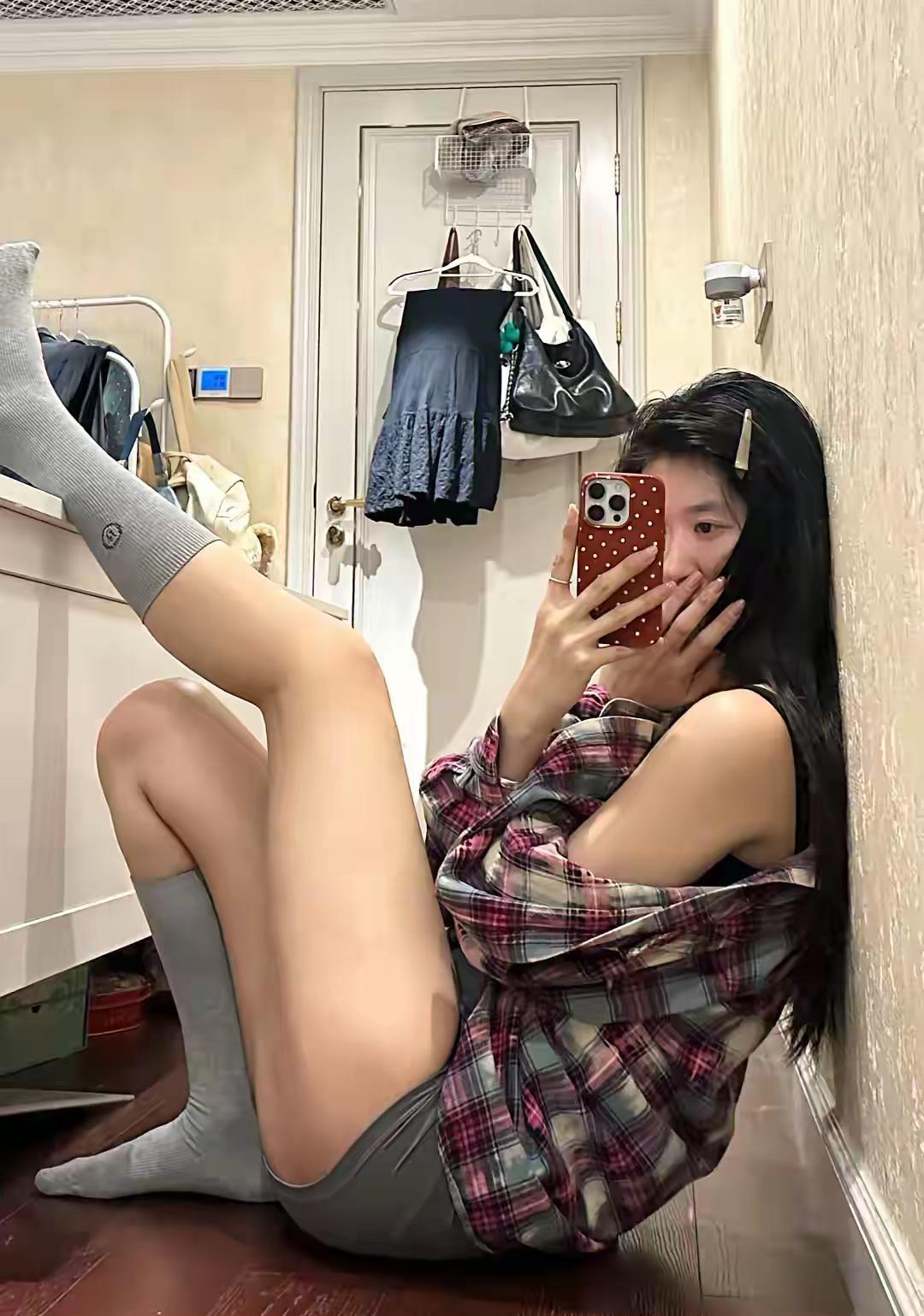 在家也要拍拍拍，今天穿得美美的就是我！
