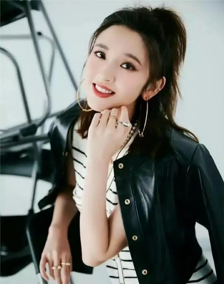 唐艺昕又出新造型了，一件条纹针织长裙好淑女，外面外搭一件黑色皮衣，又酷又飒，解锁