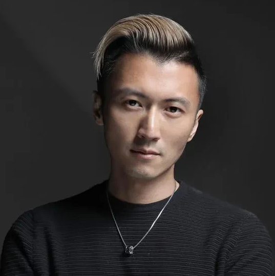 谢霆锋19岁就开始投资房地产，主持人好奇地问他:“你为什么要投资房地产？”谢霆锋