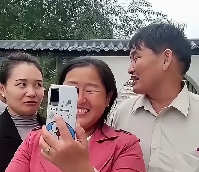 网友：“勾魂眼，眉目传情”，大衣嫂也在演戏。

刷到袁庆、大衣哥和大衣嫂三人在一