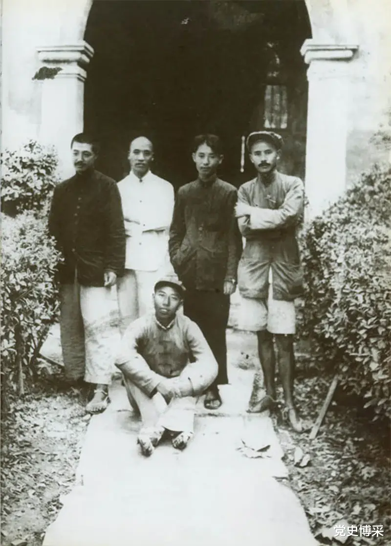 ◆1935年8月，任弼时与红2、6军团领导人在湖南澧县合影。站立者右起：任弼