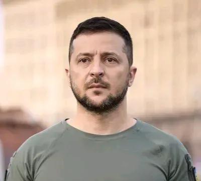 泽连斯基开始挺开心，特朗普刚上任时还祝贺了他。没想到特朗普一上任就冻结了对乌克兰