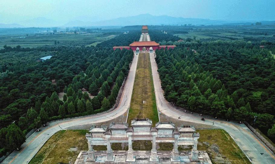 清西陵位于河北易县，共有四座皇帝陵墓，分别是泰陵（雍正）、昌陵（嘉庆）、慕陵（道
