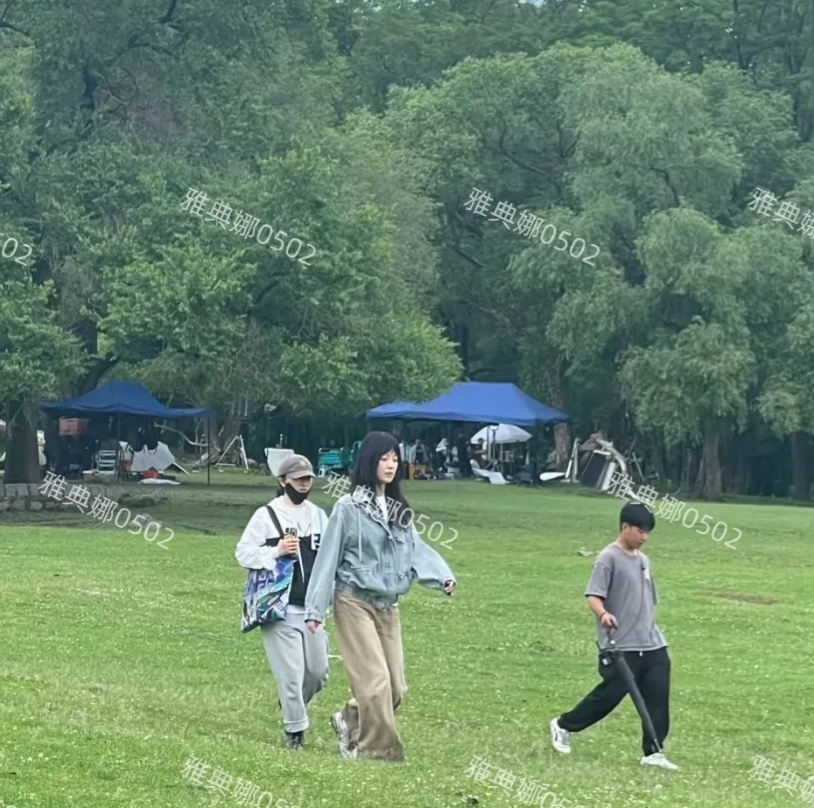 哈尔滨偶遇倪妮，本人一般长相寡淡不是特别惊艳，眼睛不大状态不太好脸有点儿肿。
真