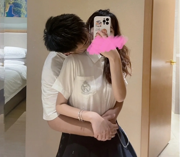 浙江一男子，和女主播谈好价 格后，一起去新疆旅游。当晚两人发 生关系，过程中，女