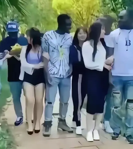 华中科技大学黑人留学生众多，但毕业论文沟通难、成绩不佳引关注。语言障碍成求学绊脚