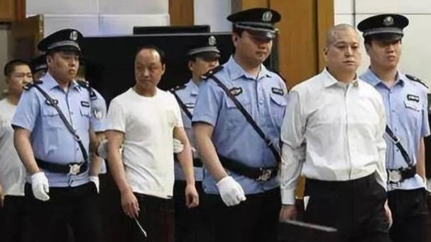 山西黑老大敛财12亿，7次减刑出狱时致高速堵路，最后被妻子举报