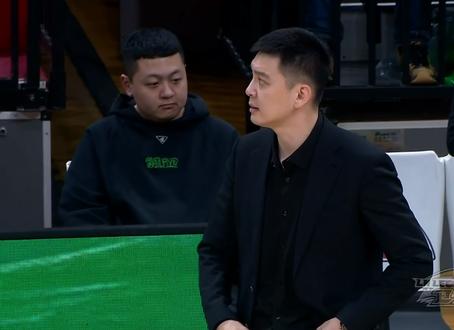 在榜首大战的赛前新闻发布会上，辽宁队主教练杨鸣接受了媒体的采访。他面对着镜头，神