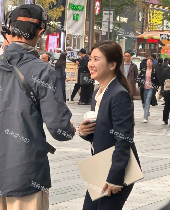 成都太古里偶遇福原爱，她本人很瘦个子不高小小一只，皮肤特别好又白又透明难怪被叫做