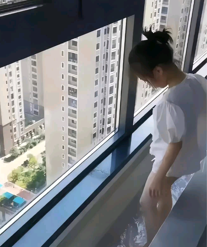 看到过楼房上盖泳池的
但是没见到室内建这个的
不知这个是什么作用
你们小区有这个