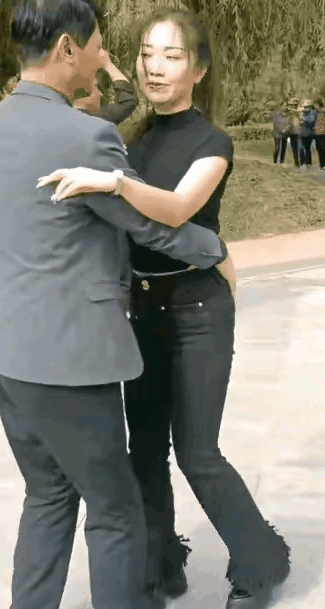 笑趴了！有市民到公园锻炼，意外的看见一位大叔跟一位年轻女子在跳舞，大叔眼睛一直直