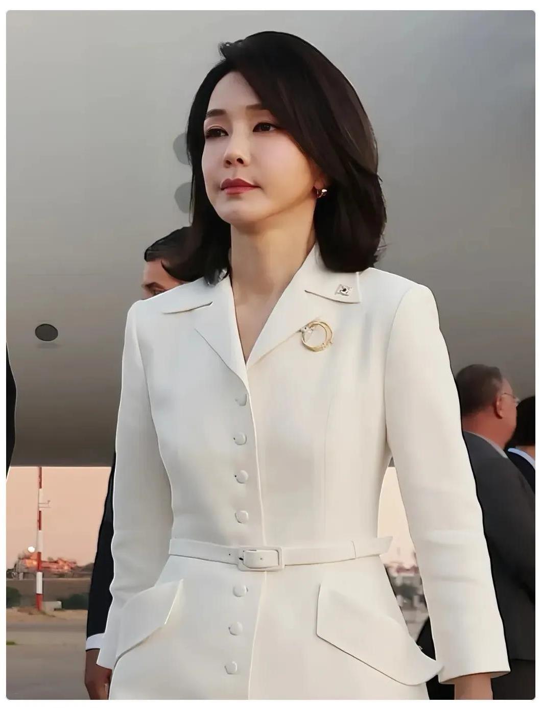 快讯！快讯！
韩国总统夫妇又爆丑闻？?
“第一夫人”遭闺蜜算计：被捕后惊呆了没想