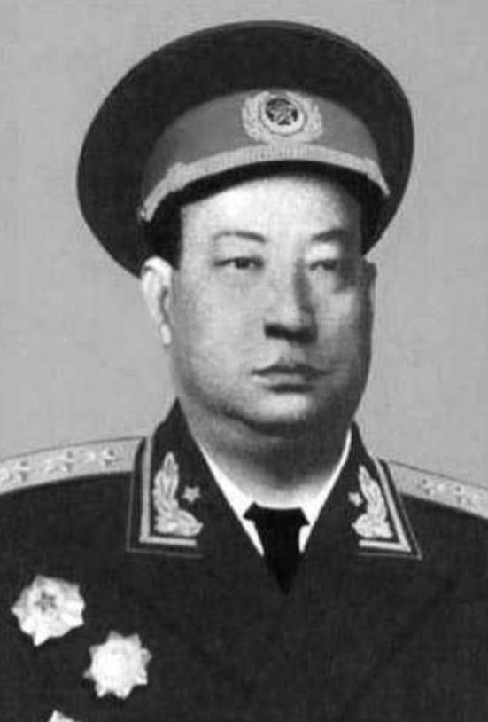 上世纪50年代的一天，成都军区司令贺炳炎上将准备外出，他的二儿子高喊：“哨兵（警