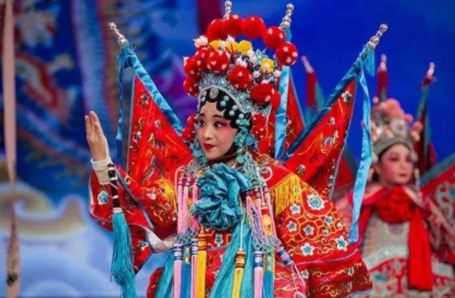 中国戏曲之所以接近灭亡，就是因为翻来覆去都在炒冷饭。
其实中国有很多戏剧种类，像