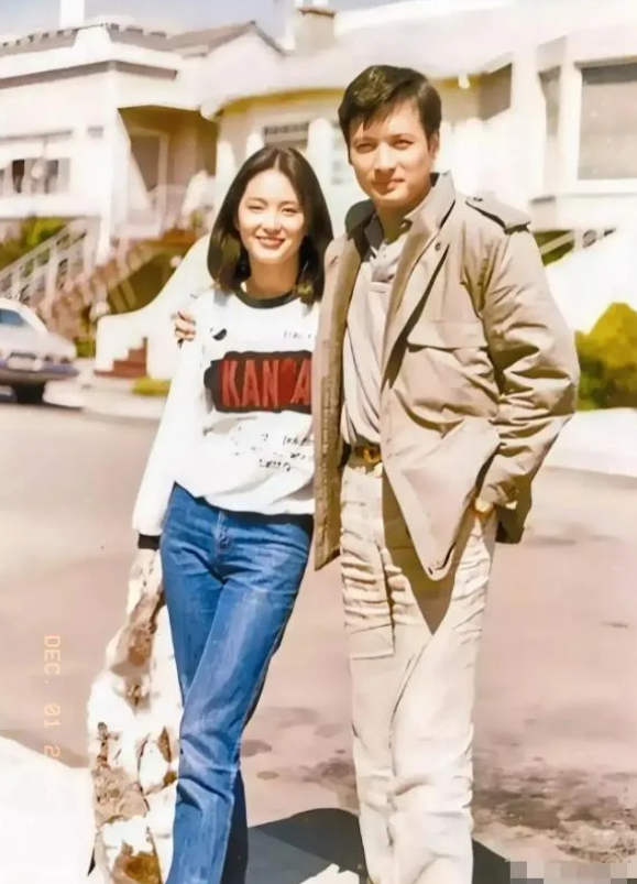 这是很老的一张老照片。这是两位年轻时候照的，能认出他们俩的，也可能都五六十岁了吧