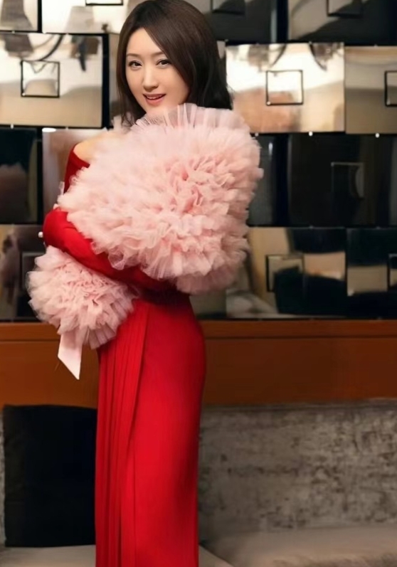 岁月从不败美人，52岁的杨钰莹，依旧少女感十足。镜头下的她皮肤白皙，容貌姣好，长