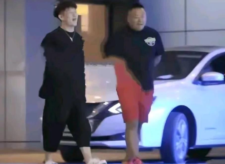 刘云天离开听云轩了。曹云金要是有本事把闫鹤祥挖过来做搭档。那可真是无敌了。
他俩