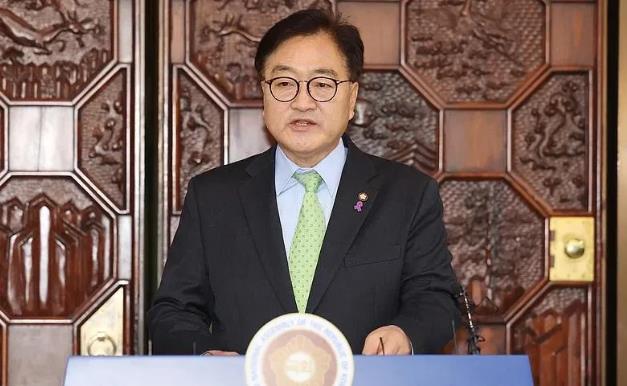 韩国政府真是个草台班子！火急火燎地把尹锡悦又是弹劾又是调查。好了，现在到韩国宪法