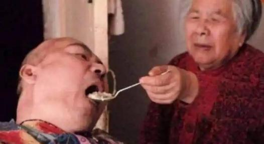 2017年，83岁的王某将溶解了60粒安眠药的温水端到儿子面前，亲手喂他喝了下去