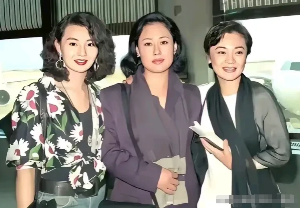 这是一张老照片，图中三个全认识的算你赢，她们都是曾经大红大紫的明星
左边的女子一