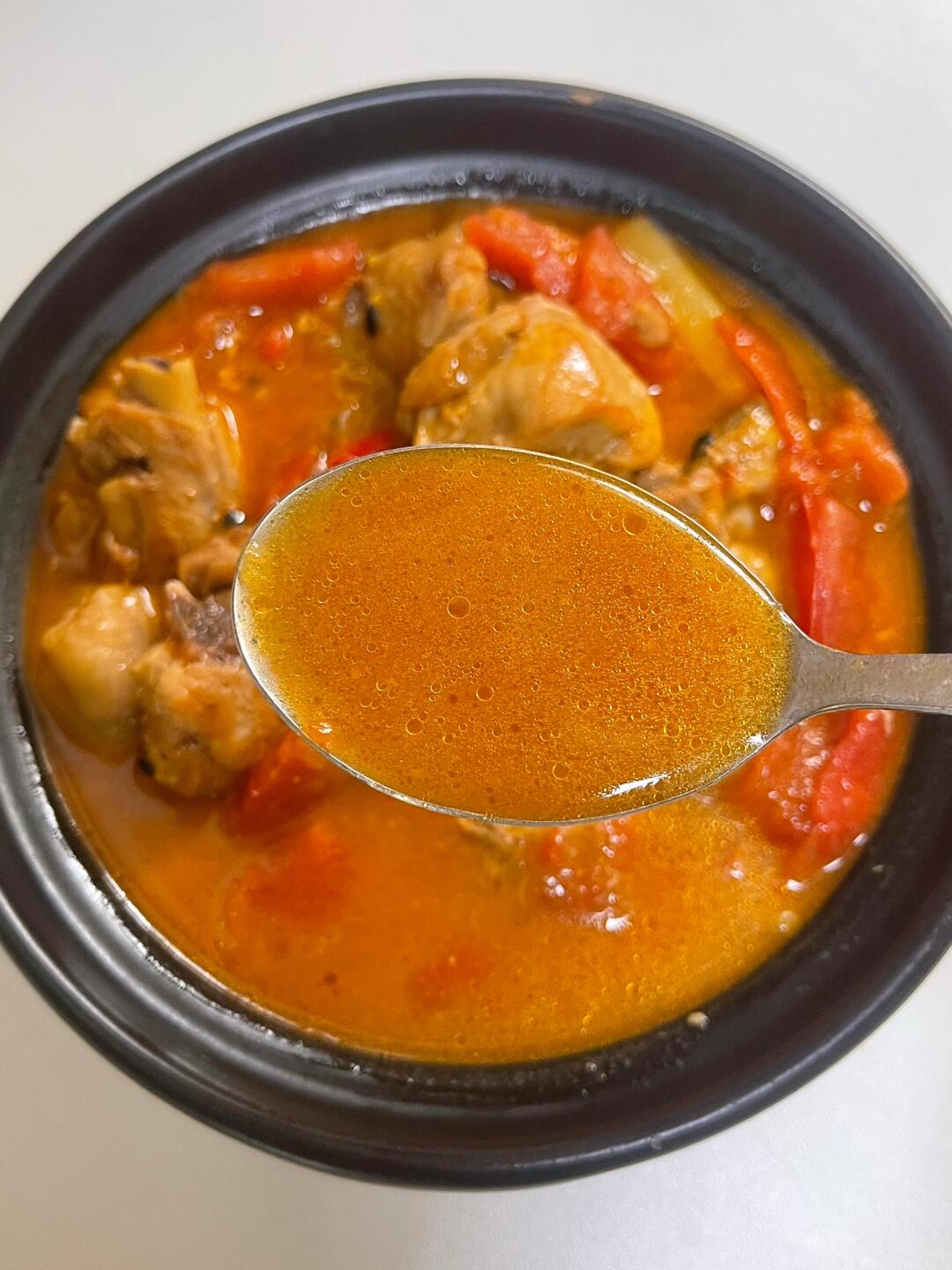 我怎么才发现这个做法！
番茄百香果炖鸡腿！！
鲜嫩多汁的鸡肉，酸甜可口的汤汁 配