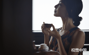 婶婶和表妹抢走了妈妈的镯子，狮子大开口朝我要十万，我毫不在意的和老板甜蜜……