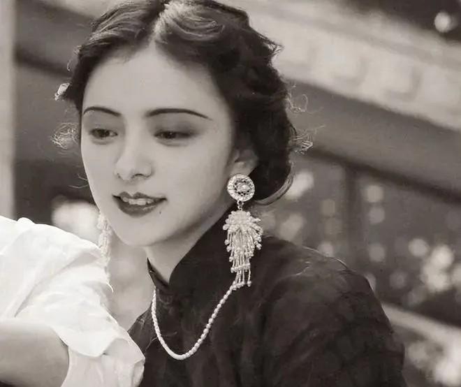 杨森，作为中国近代史上一个显赫的军阀人物，不仅以其在政治和军事领域的成就而著称，