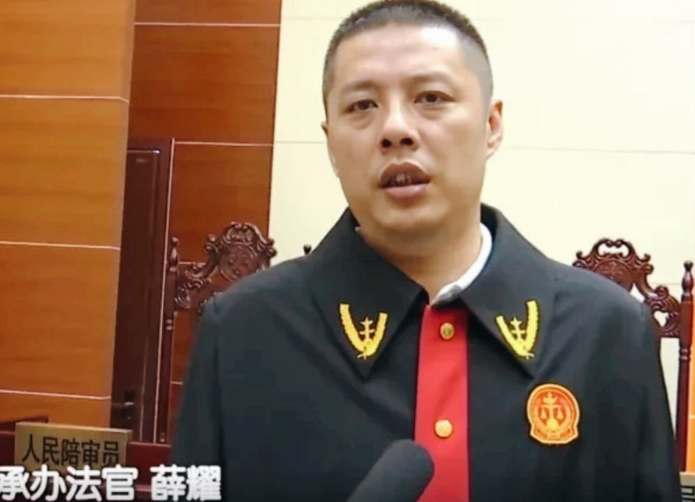 江苏无锡的张爷爷，一生未婚无子，独居多年。在他年迈体弱之际，得到了居委会长达16