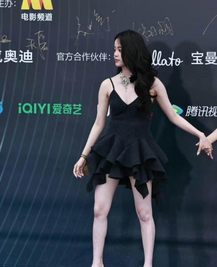 欧阳娜娜的腿型可能不是每个人心目中最理想的
