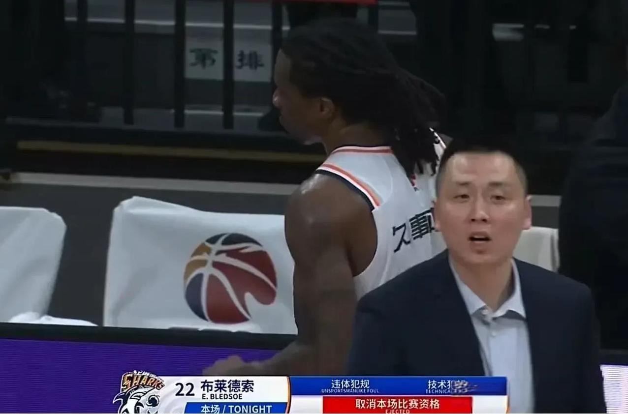 上海外援布莱德索被驱逐后，竟敢对着裁判做出挑衅手势，意思是他要给裁判员技术犯规，