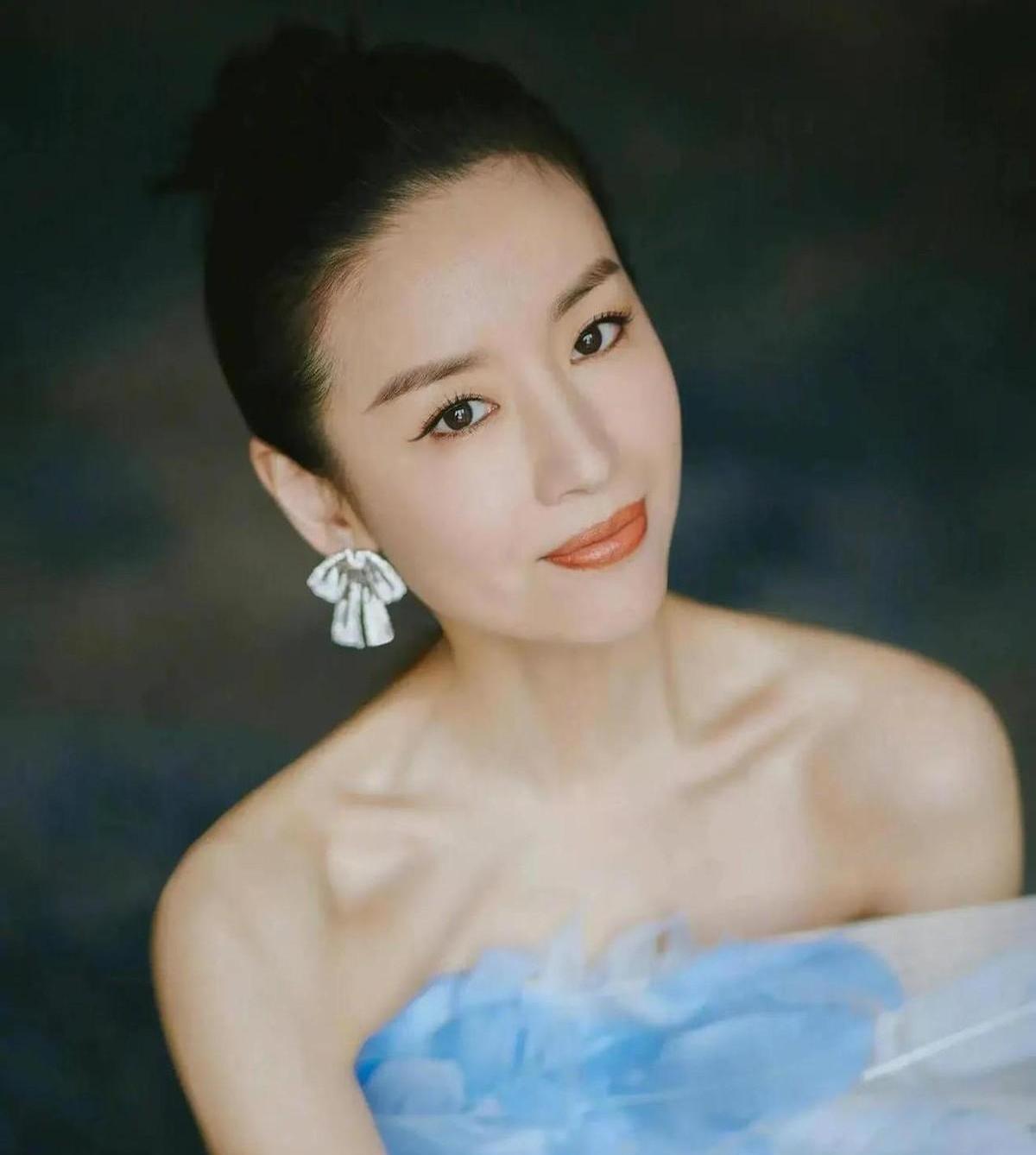 董洁最近被问到与王大治亲吻的事，瞬间成为舆论的焦点。那一幕在海南的公寓里，狗仔们