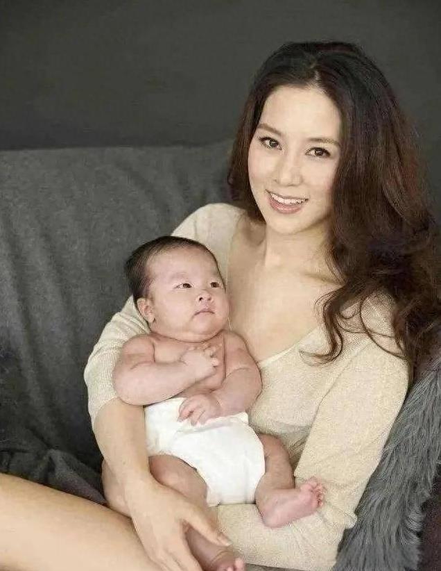 富豪丈夫变心，生了4胎的徐子淇曾为保地位拼5胎，现在却苦求无果
在繁华喧嚣却又瞬