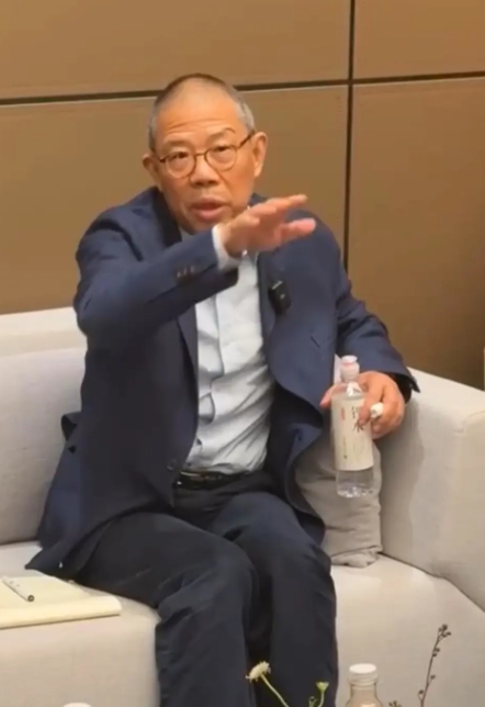 钟睒睒：不建议长期喝绿瓶水（纯净水）。

热评:他明知道这个水有问题，但是他还要