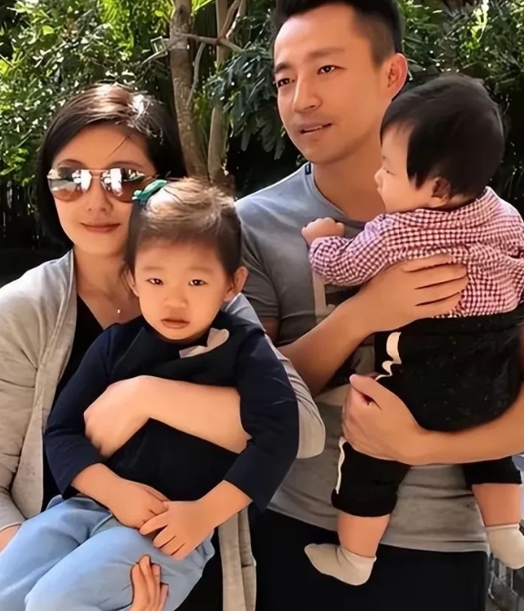 恕我直言，小菲的两个孩子如回北京生活，最好让他俩单独居住，由小杨阿姨陪伴照顾。