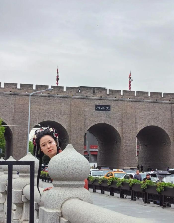 论一个会拍照的朋友的重要性！

某网友去西安玩，本想与城门来个合照，结果拍出来变