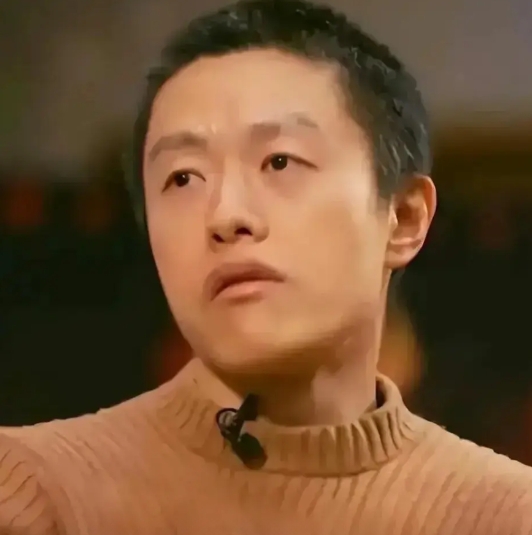 演员黄渤说过：你要成名了，身边就都是好人了。

饺子导演说：以前有人说我长的眼歪