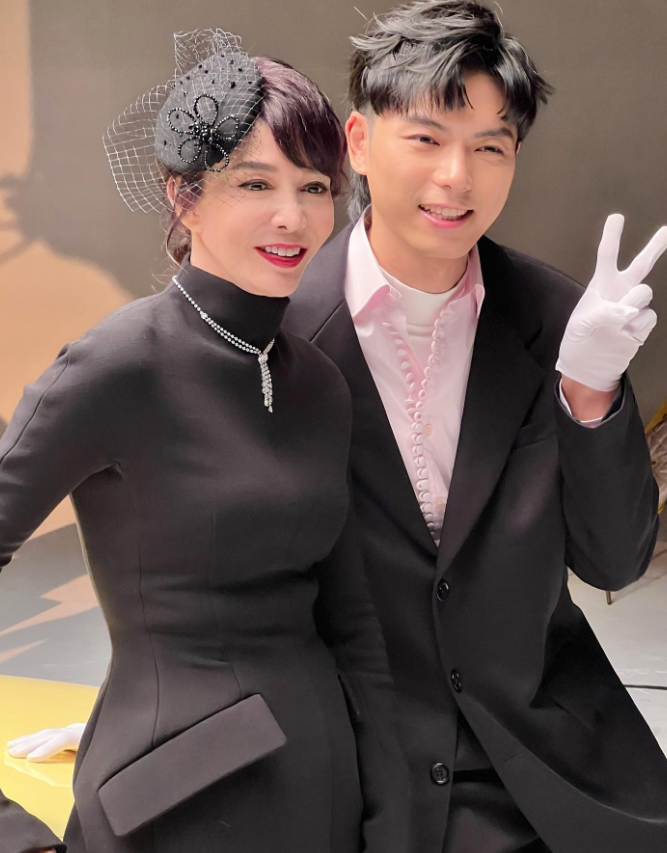 香港著名女星郑裕玲的近照，她今年已经65岁，这身打扮真的很有气质