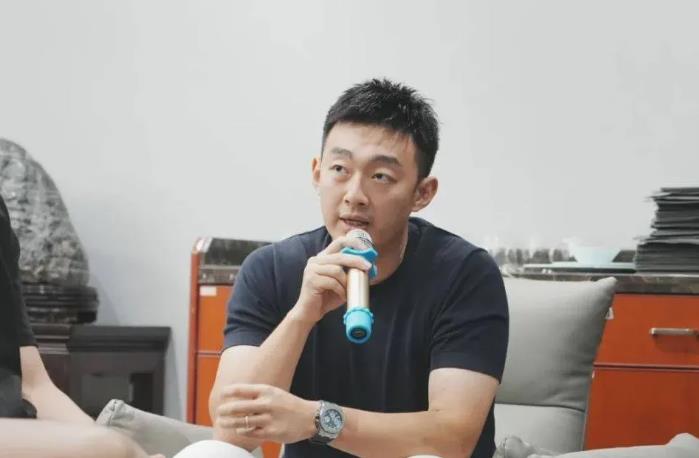 同曦男篮人物关系圈：

1、陈广川，今年60岁，祖籍安徽，同曦集团有限公司董事长