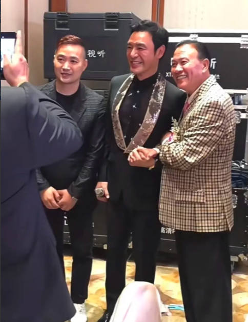 瞧最右边这位，真的感觉世事唏嘘！

钟镇涛，曾经是温拿五虎之一，演员、歌手、主持