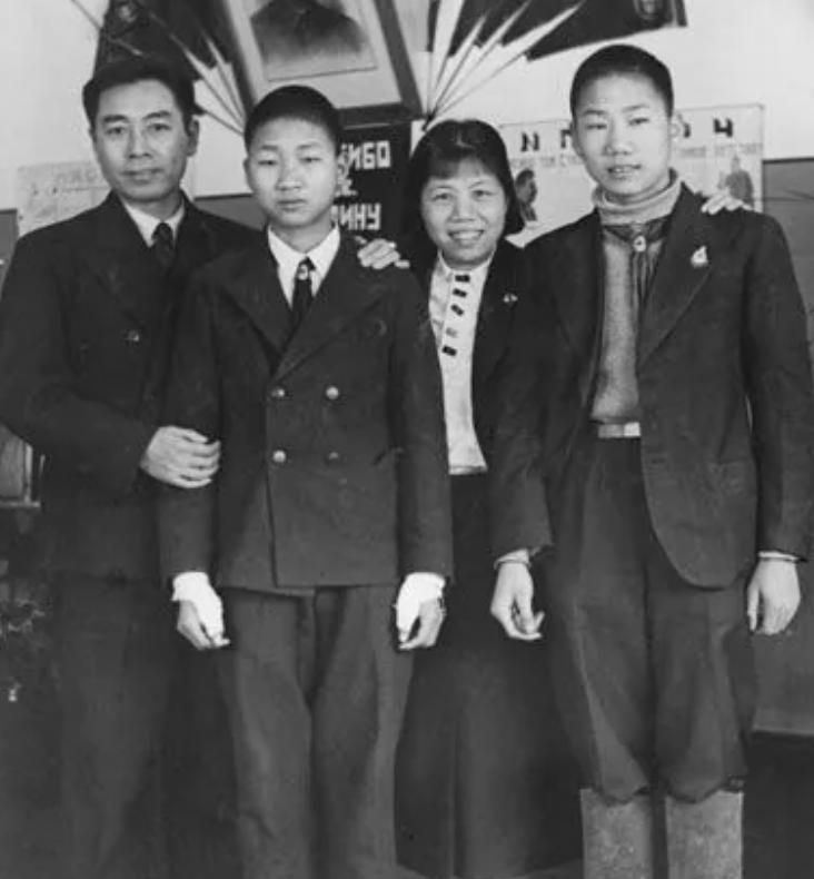 毛岸英英勇牺牲，梁军长心痛遗憾，英雄事迹震撼人心