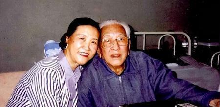 作为原国防部长耿飚女儿的耿莹，曾经说过一句话:“假如三年之后我没有死在美国，那我