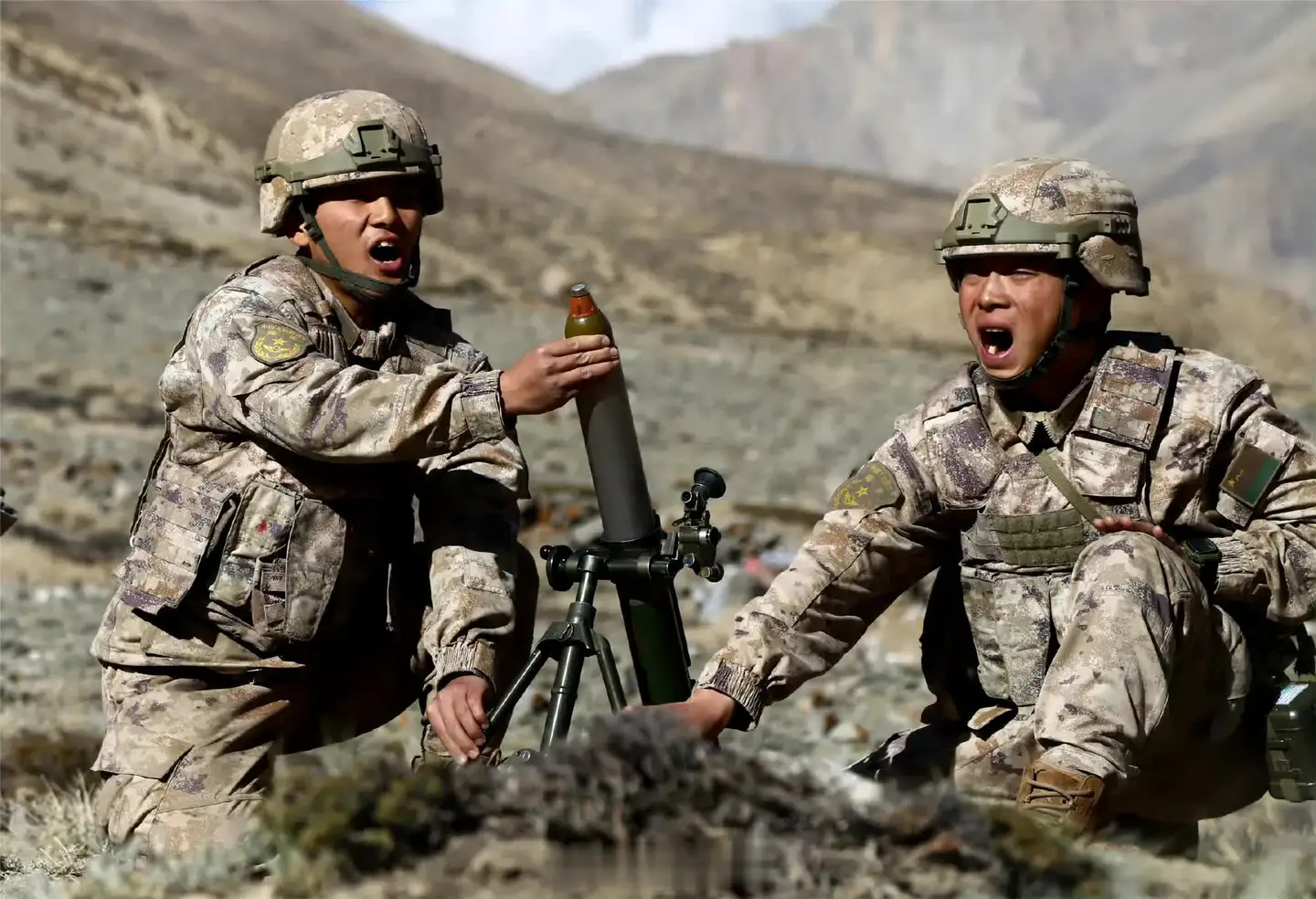 解放军竟然还在用迫击炮，烟民们要好好努力，争取为每一名战士配备一个火箭发射筒！