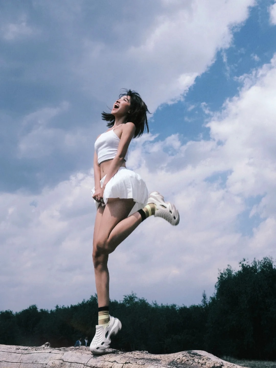 去卧草吧
去卧那不被定义的草～
在草地相爱 风里看海