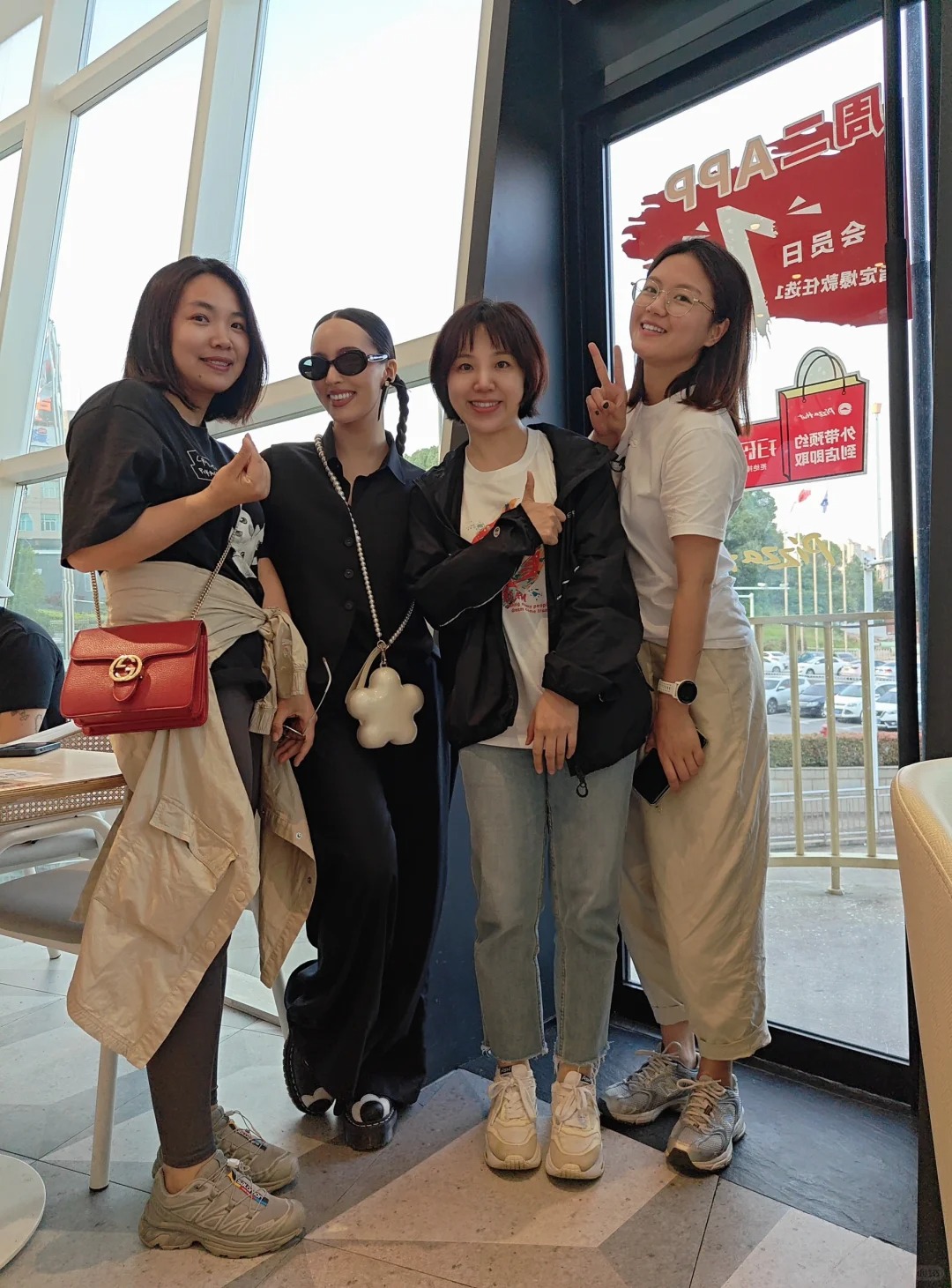 竟然偶遇！凡希亚在必胜客喝咖啡～
晚餐跟同事在会展必胜客吃饭，转头一看竟然是她，
